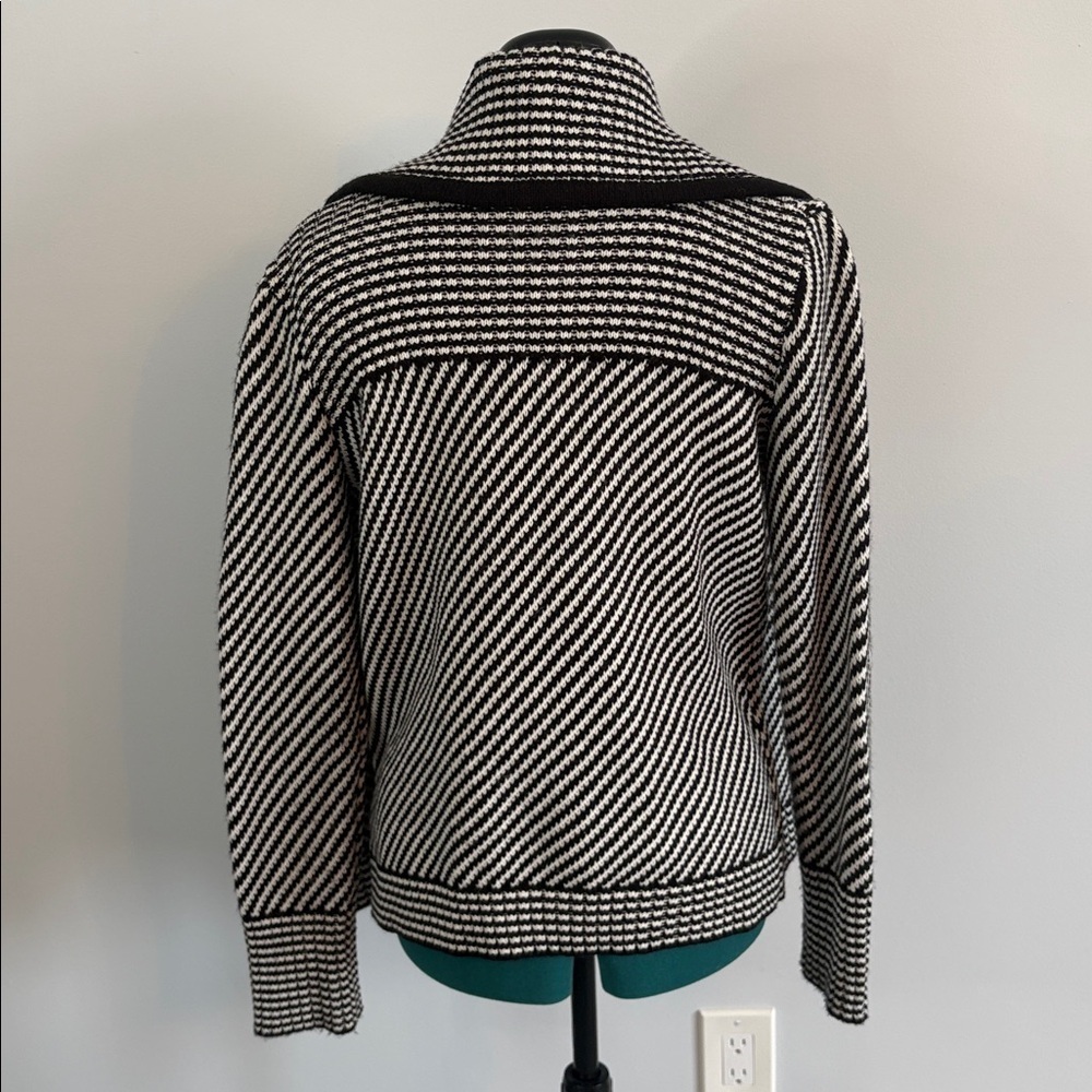 DEX Monochrome Knit Open Sweater - Picture 3 of 8